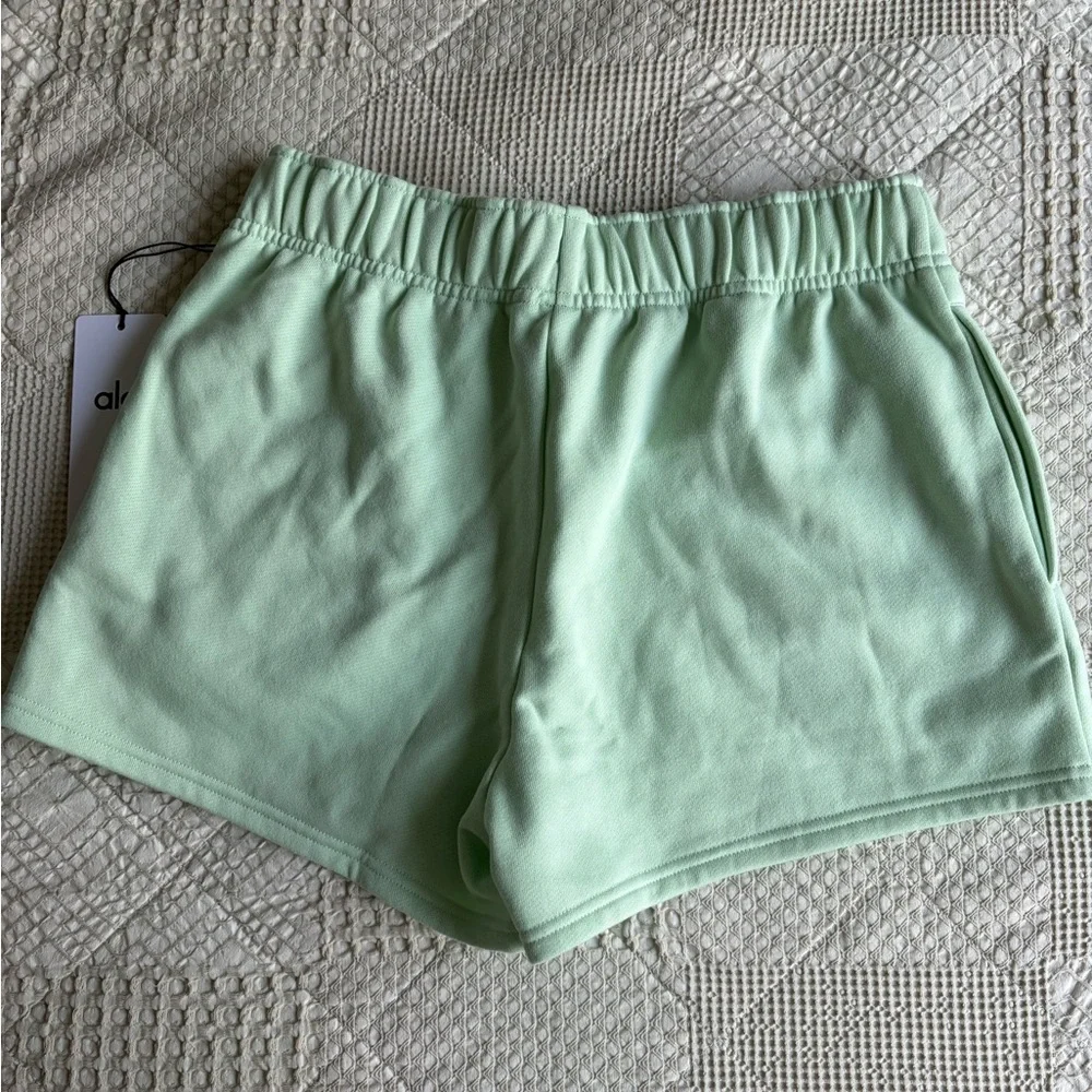 BRAND NEW ALO YOGA ACCOLADE SHORT
